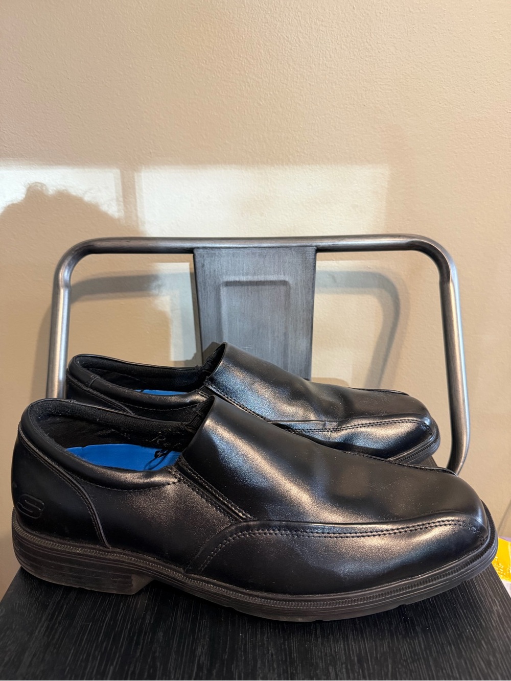 Skechers Men’s 9.5 Black Leather Relaxed Fit Memory Foam Slip On Shoes